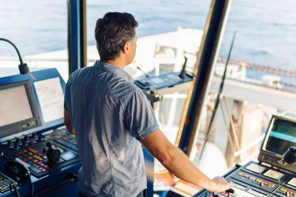 Deniz seyir subayı Köprüsü'nde gezinme izle sırasında