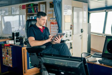 Dijital tablet izlerken gezinti Köprüsü'nde Hizmetleri Müdürü.