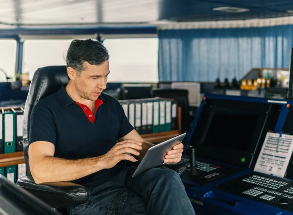 Dijital tablet izlerken gezinti Köprüsü'nde Hizmetleri Müdürü.