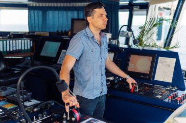 Deniz seyir subayı Köprüsü'nde gezinme izle sırasında