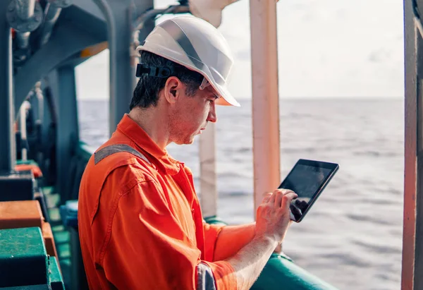 Dyrektora lub kapitan na pokładzie statku lub statku oglądania cyfrowego tabletu — Zdjęcie stockowe