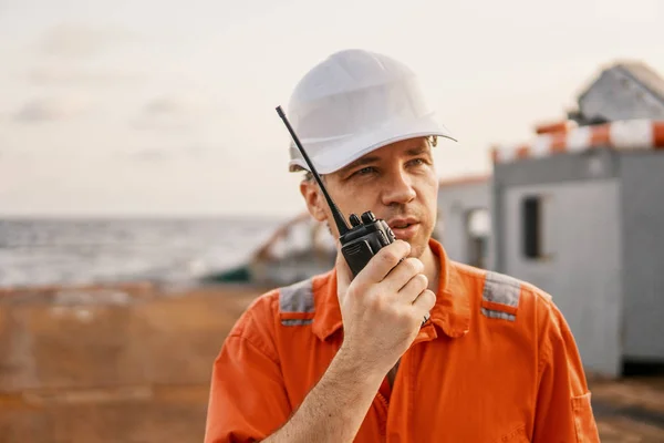 Oficera na pokładzie statku offshore posiada Vhf walkie-talkie radio — Zdjęcie stockowe