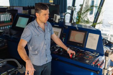 Deniz seyir subayı Köprüsü'nde gezinme izle sırasında