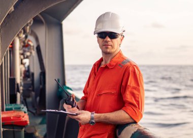 Güverte subayı offshore geminin güvertesinde Vhf telsiz telsiz tutar