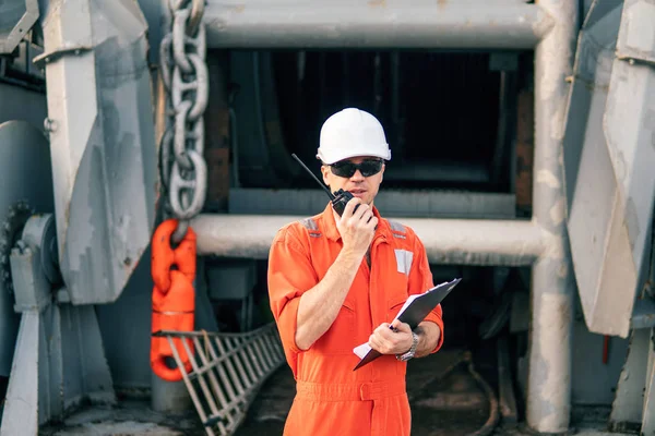 Palubní důstojník na palubě plavidla, offshore drží rádio Vhf vysílačku — Stock fotografie