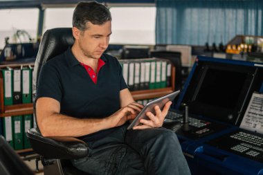 Dijital tablet izlerken gezinti Köprüsü'nde Hizmetleri Müdürü.