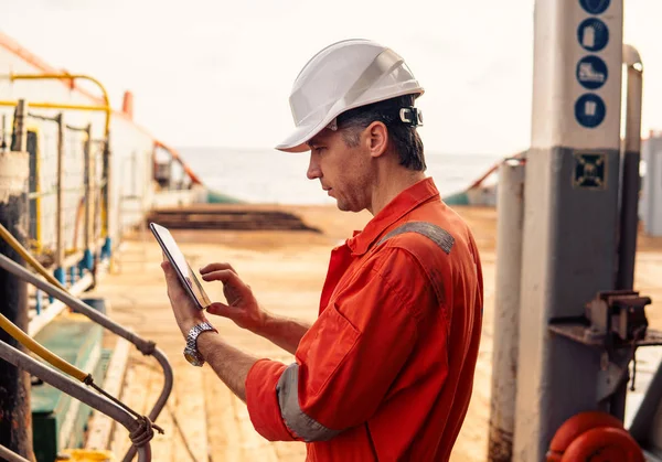 Hoofdgriffier of kapitein op het dek van het schip of schip kijken naar digitale tablet — Stockfoto