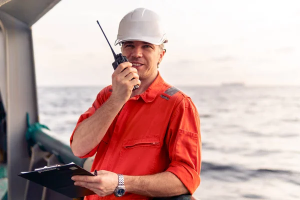 Oficera na pokładzie statku offshore posiada Vhf walkie-talkie radio — Zdjęcie stockowe