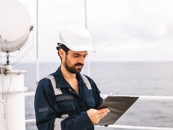 Technicien d'entretien ou militaire près du terminal VSAT — Photo