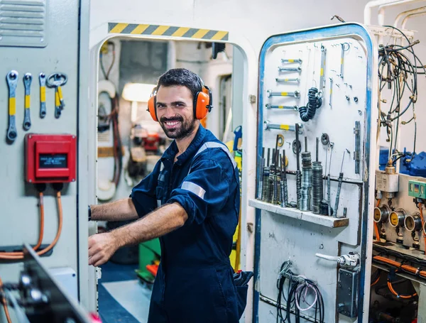 Mariene werktuigkundige werken in machinekamer — Stockfoto