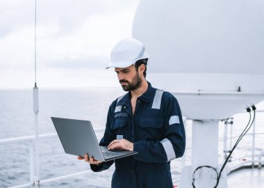 Servis teknisyeni veya asker Vsat terminal yakınındaki