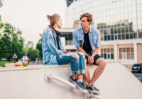 Preciosa pareja joven hipster citas durante el atardecer de verano . — Foto de Stock