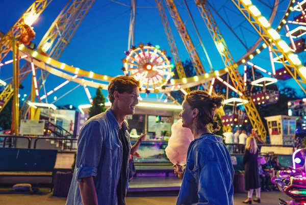 Preciosa pareja joven hipster citas durante el atardecer de verano . — Foto de Stock