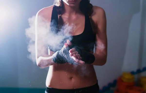 Myśliwiec młody bokser dziewczyna w szkolenia z ciężkim workiem treningowym — Zdjęcie stockowe
