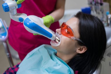 dişçi klinikte, Bayan hasta