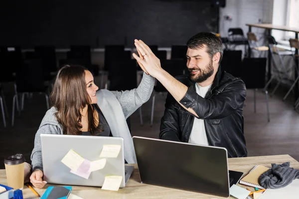 Uśmiechający się para za pomocą laptopów i dając piątkę — Zdjęcie stockowe