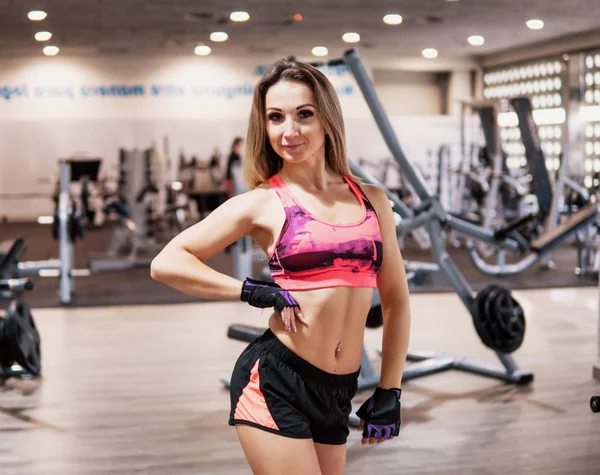 Fitness trainer looks into the camera in the gym — Stock Photo, Image