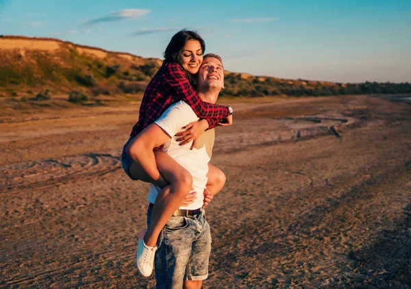 Lovestory of couple on the beach On the Sunset — стоковое фото