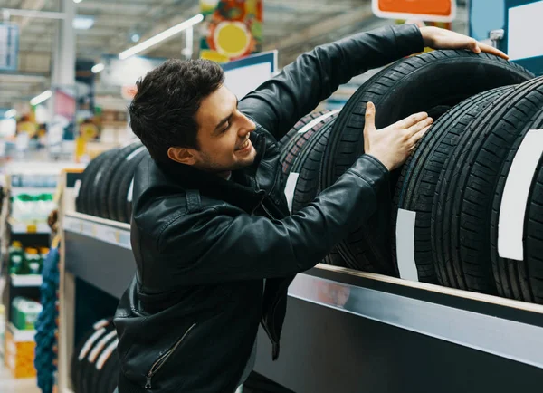 Чоловічий клієнт вибирає нові шини в супермаркеті . — стокове фото