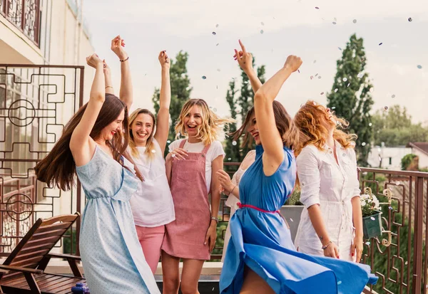 Mulheres bonitas amigos se divertindo na festa de despedida de solteira — Fotografia de Stock
