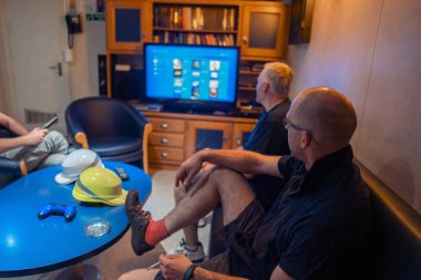 Gemi subayları mutlu bir ekip gemide Tv izlemek