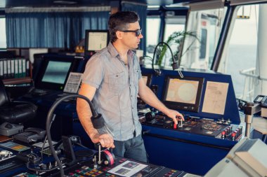 Seyir subayı köprü ekipmanları ile navigasyon izlemek gözcü