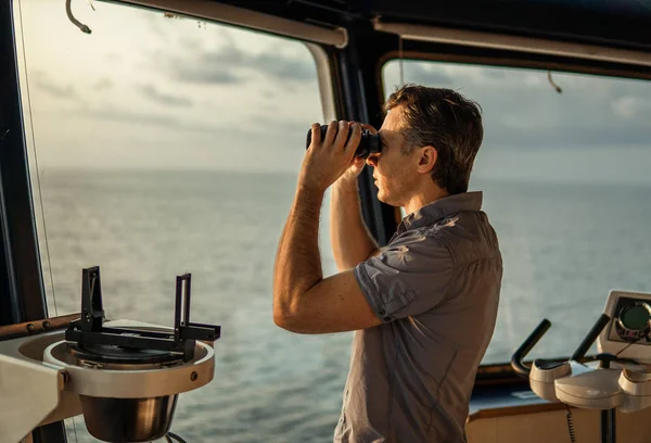 Vigilancia oficial de navegación en guardia de navegación con prismáticos — Foto de Stock