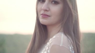 Parkta beyaz elbiseli mutlu bir gelinin portresi, yakın çekim.