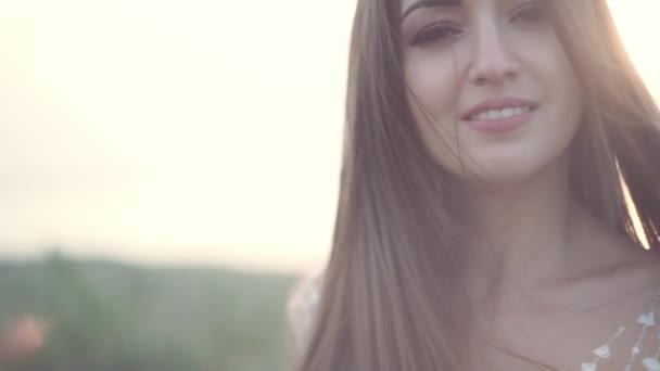 Portret szczęśliwej panny młodej w białej sukni w parku, zbliżenie. — Wideo stockowe
