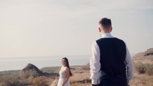 Romantic wedding moment, Loving new couple outdoor. — Stock Video