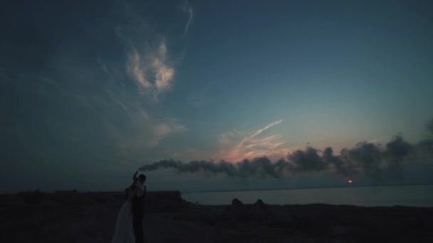 Couple aimant jeune marié et belle mariée au coucher du soleil — Video