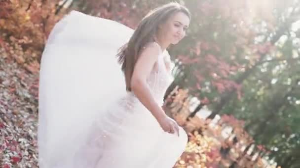 Portrait d'une mariée heureuse en robe blanche dans le parc, gros plan . — Video