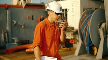 Güverte subayı offshore geminin güvertesinde Vhf telsiz telsiz tutar