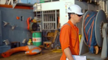 Güverte subayı offshore geminin güvertesinde Vhf telsiz telsiz tutar