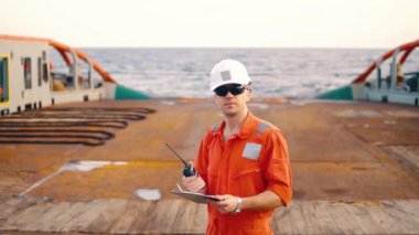 Güverte subayı offshore geminin güvertesinde Vhf telsiz telsiz tutar