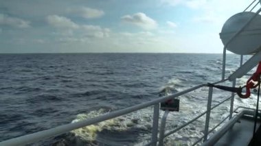 Kargo gemisi güvertesinden açık denize bak. gemi yelken