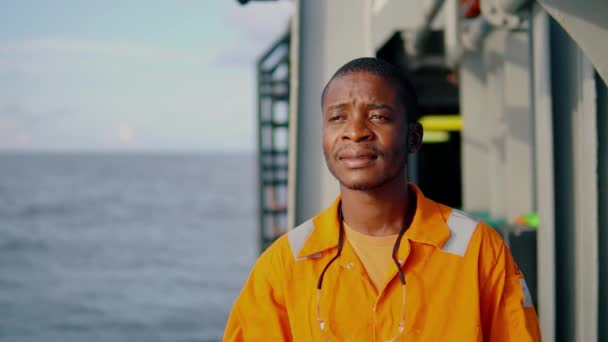 Fáradt Seaman AB vagy Bosun a fedélzeten a hajó vagy a hajó — Stock videók