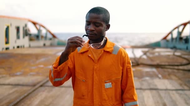 Trött Seaman AB eller Bosun på däck på fartyg eller fartyg — Stockvideo