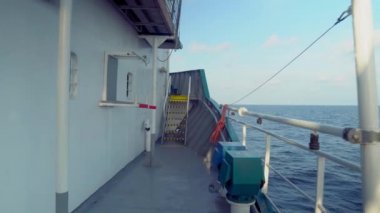 Kargo gemisi güvertesinden açık denize bak. gemi yelken