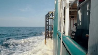 Kargo gemisi güvertesinden açık denize bak. gemi yelken