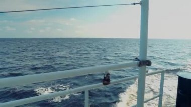 Kargo gemisi güvertesinden açık denize bak. gemi yelken