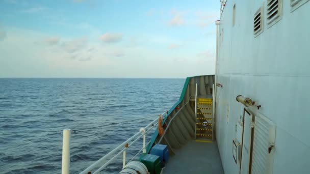 Blick vom Frachtschiff-Deck auf das offene Meer. Schiff fährt — Stockvideo