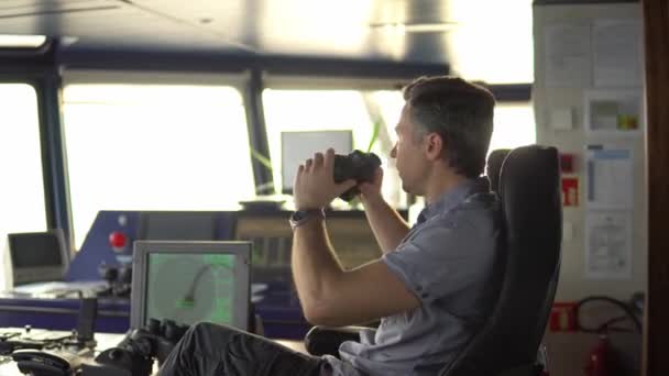 Marine navigational officer under vakthållning på bryggan — Stockvideo