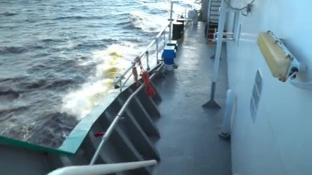 Blick vom Frachtschiff-Deck auf das offene Meer. Schiff fährt — Stockvideo