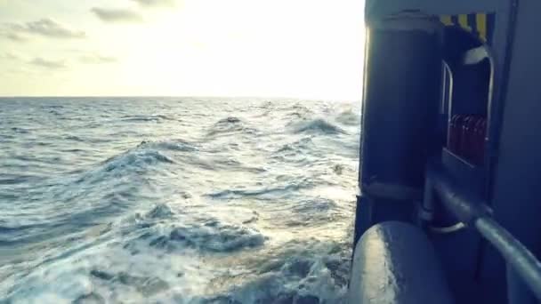 화물선 갑판에서 바다까지 의 전경. 선박은 항해 — 비디오