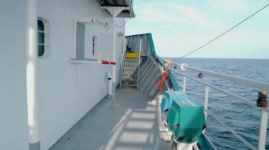 Kargo gemisi güvertesinden açık denize bak. gemi yelken
