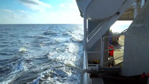 Vista desde la cubierta del buque de carga a mar abierto. barco está navegando — Vídeo de stock