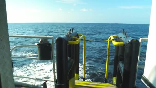 Vue du pont du cargo à la mer. navire navigue — Video