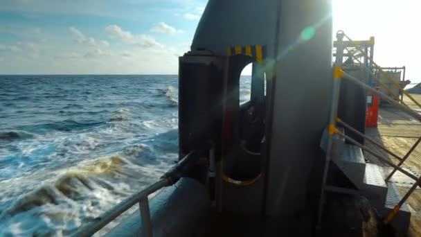 Vue du pont du cargo à la mer. navire navigue 