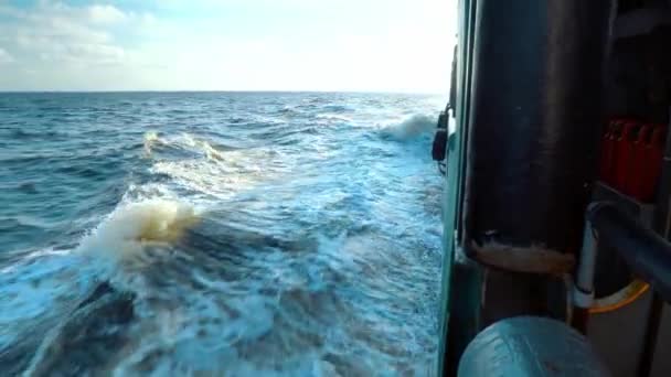 Вид с палубы грузового корабля на открытое море. сосуд спаивается — стоковое видео